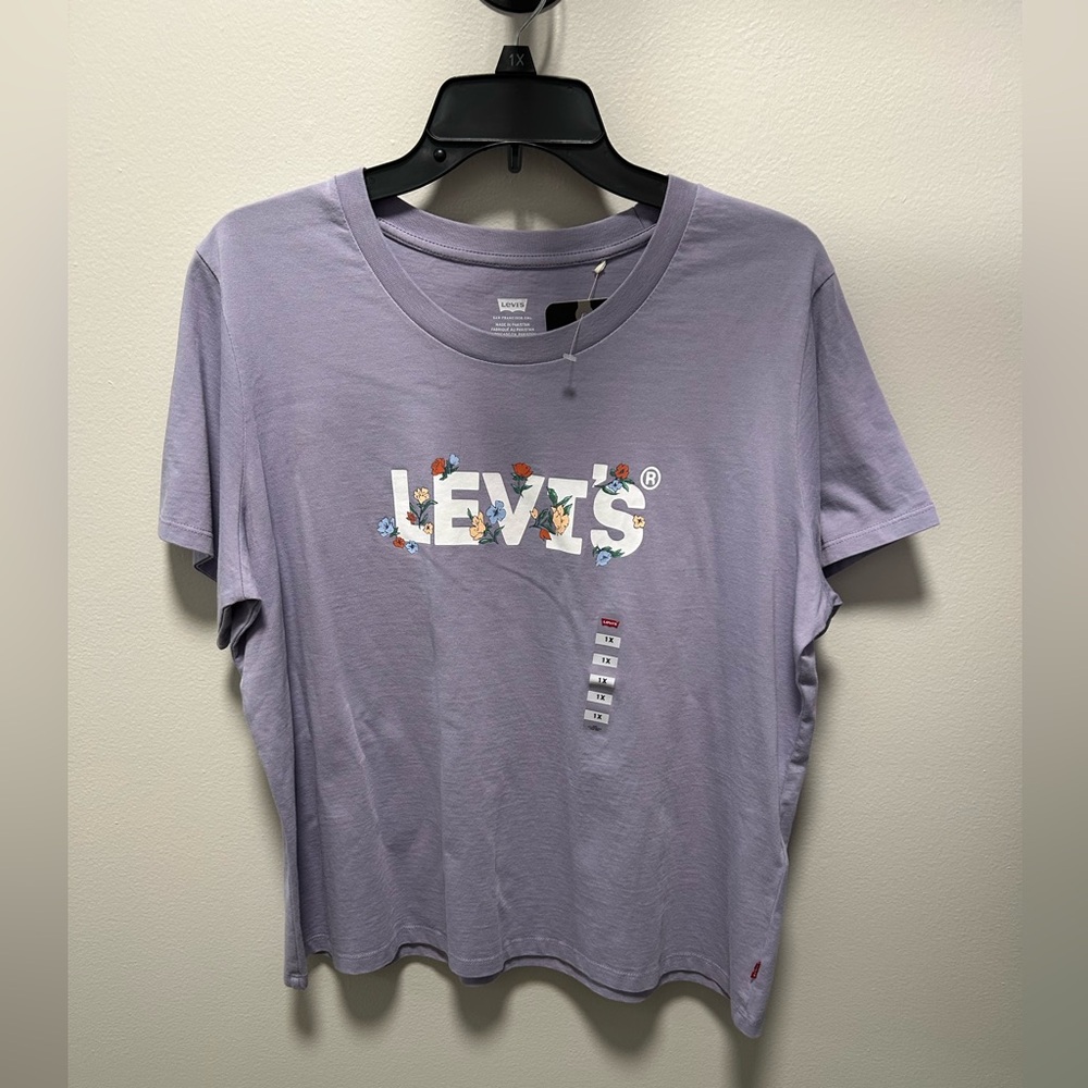 NWT- Women’s Size 1X Levi's Women's Purple Graphic Tee Pretty Floral 100% Cotton
